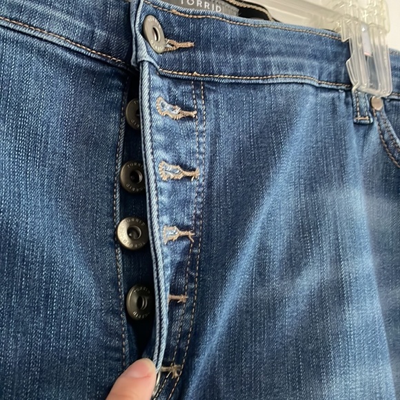 Torrid bombshell skinny jeans button fly distressed ankle size 30 - Picture 2 of 8